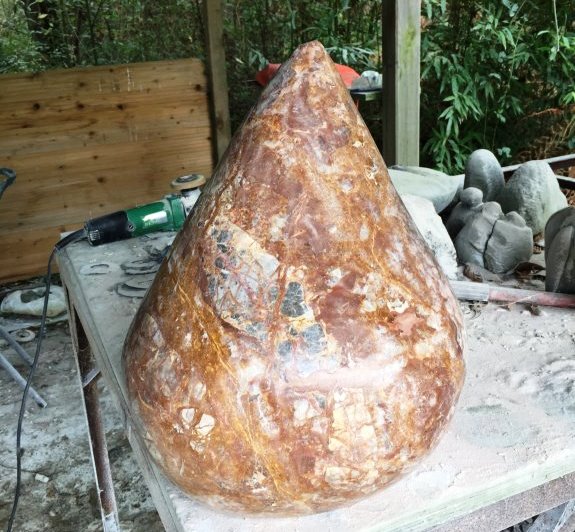 Una escultura de Toby Govan en homenaje a los Donante de Sangre de Avilés y Corvera